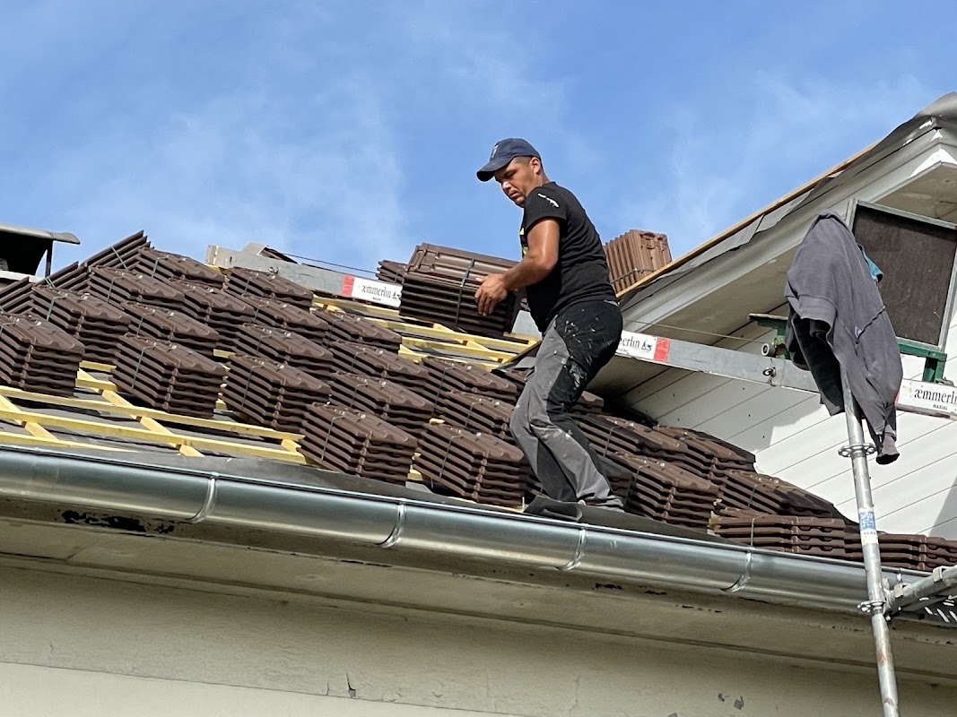 Artisan couvreur Patrimoine Couvreur installant de nouvelles tuiles sur toiture à Chaville